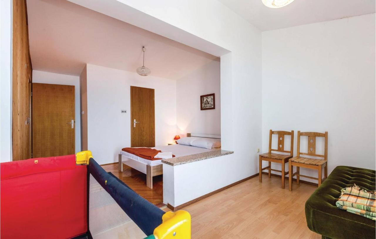 Cozy Apartment In Novi Vinodolski With Kitchen Екстер'єр фото