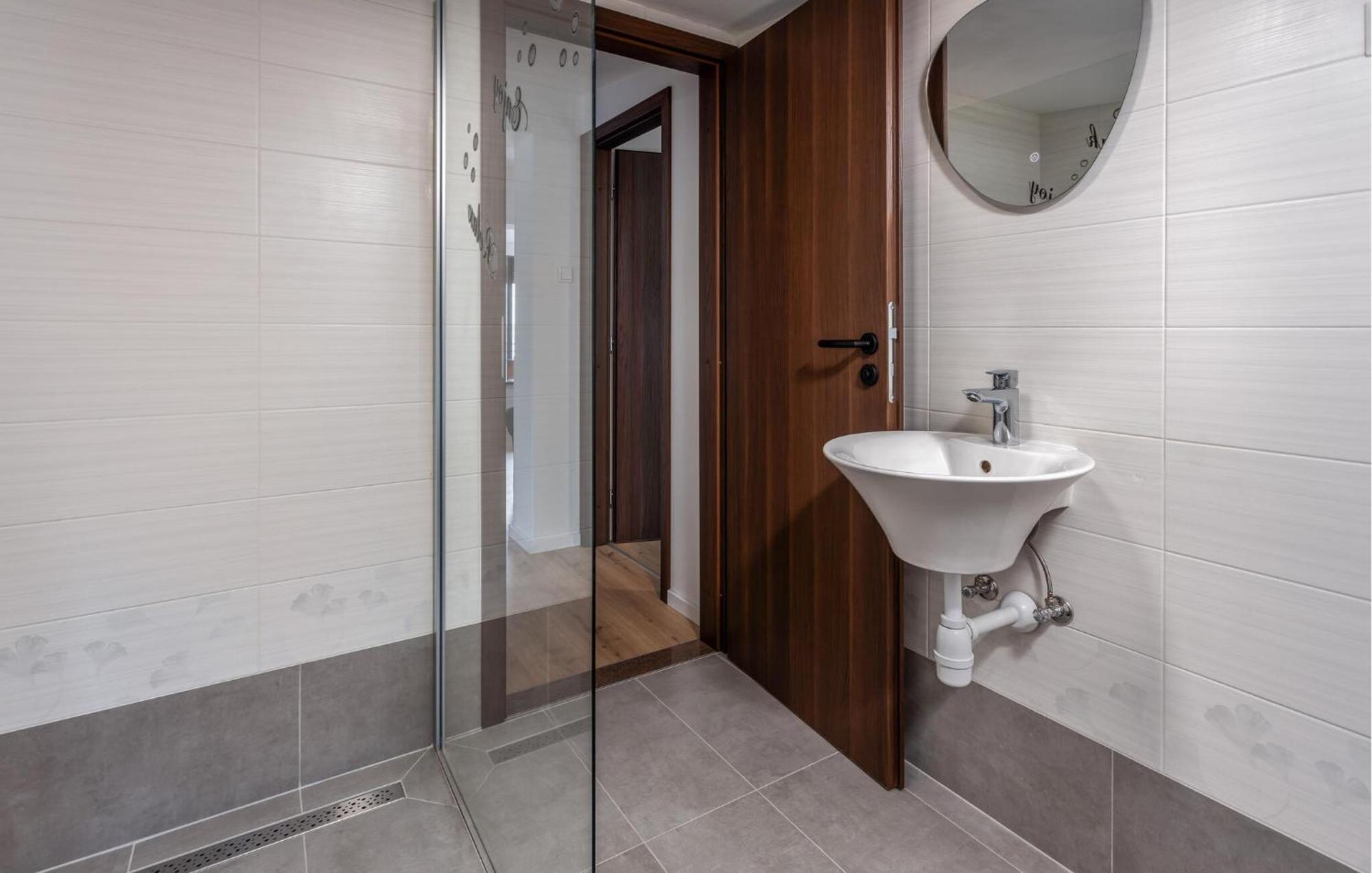 Cozy Apartment In Novi Vinodolski With Kitchen Екстер'єр фото