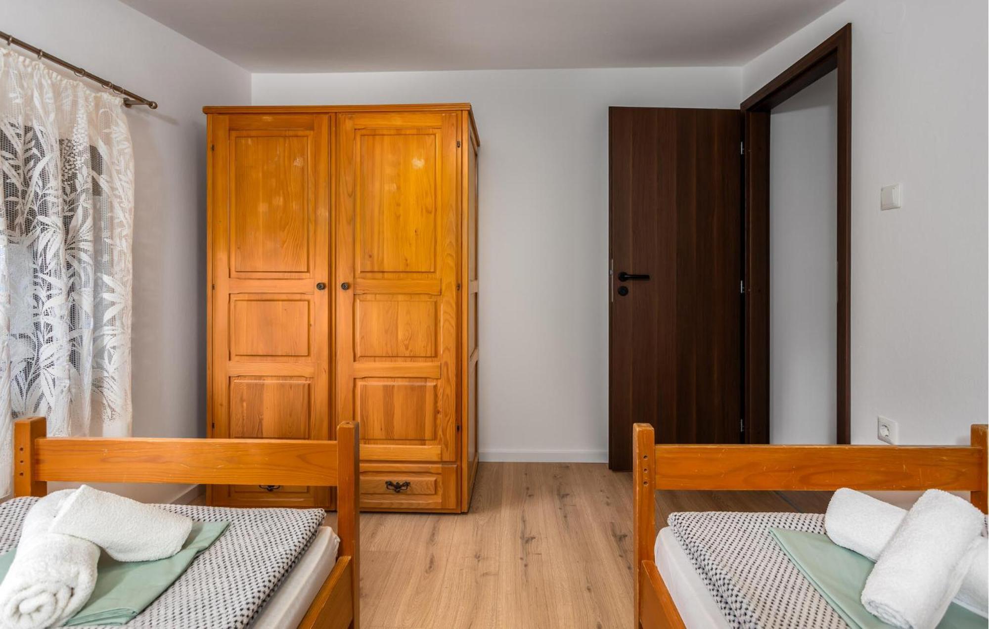 Cozy Apartment In Novi Vinodolski With Kitchen Екстер'єр фото