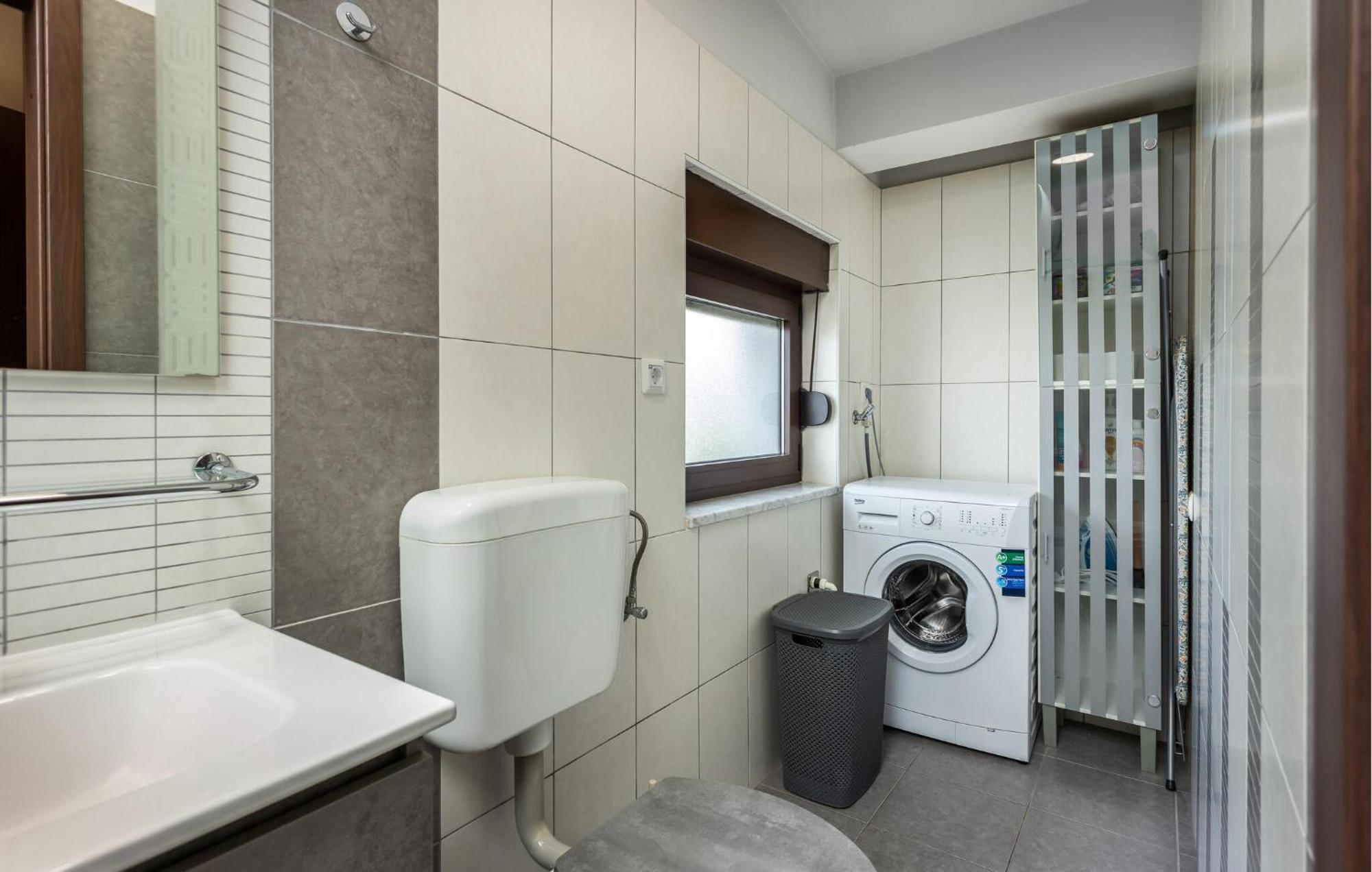 Cozy Apartment In Novi Vinodolski With Kitchen Екстер'єр фото